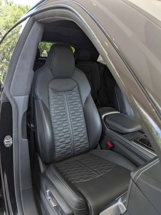 2025 Audi RS Q8 Performance - Image 27 of 31