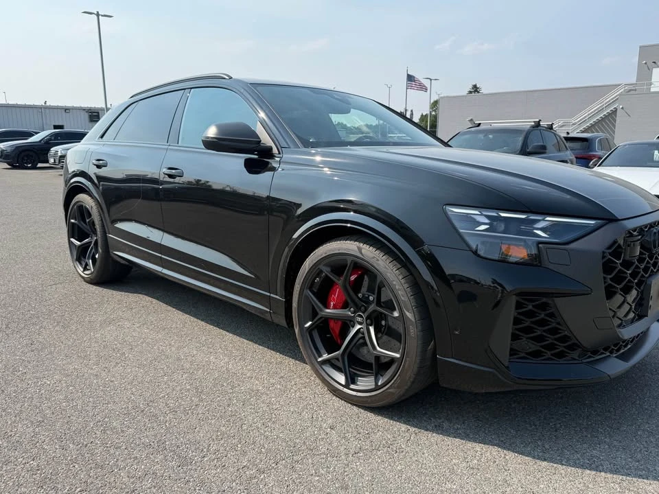 2025 Audi RS Q8 Performance - Image 8 of 17
