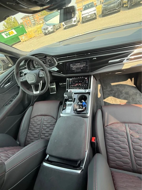2025 Audi RS Q8 Performance - Image 12 of 17