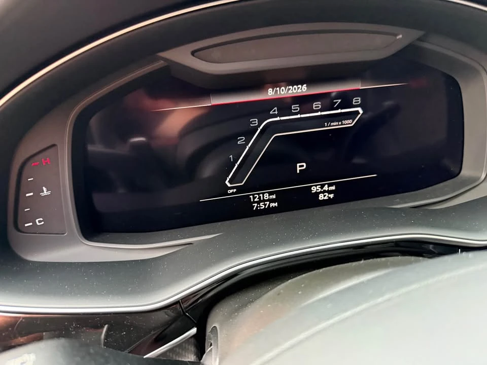 2025 Audi RS Q8 Performance - Image 10 of 14