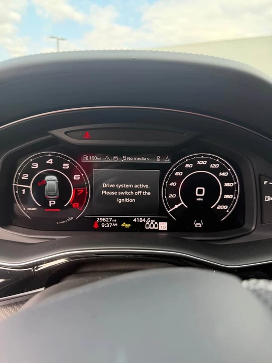 2025 Audi RS Q8 Performance - Image 10 of 11