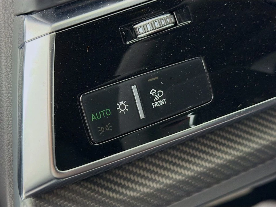 2025 Audi RS Q8 Performance - Image 10 of 12