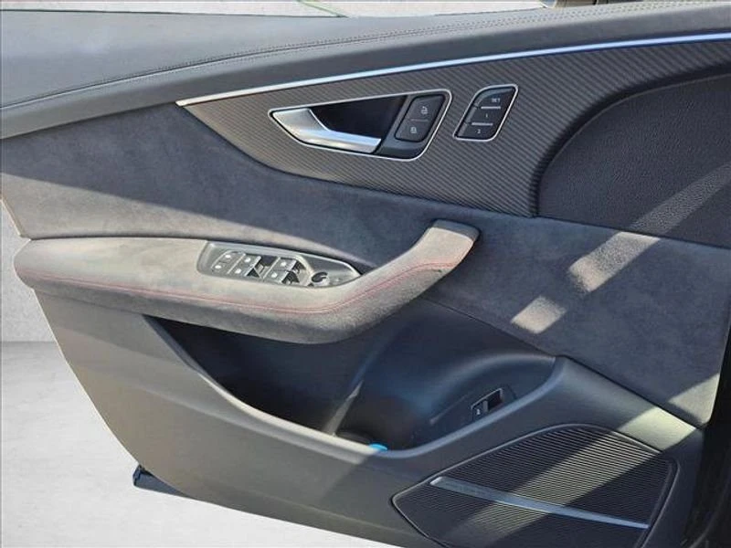 2025 Audi RS Q8 Performance - Image 11 of 20