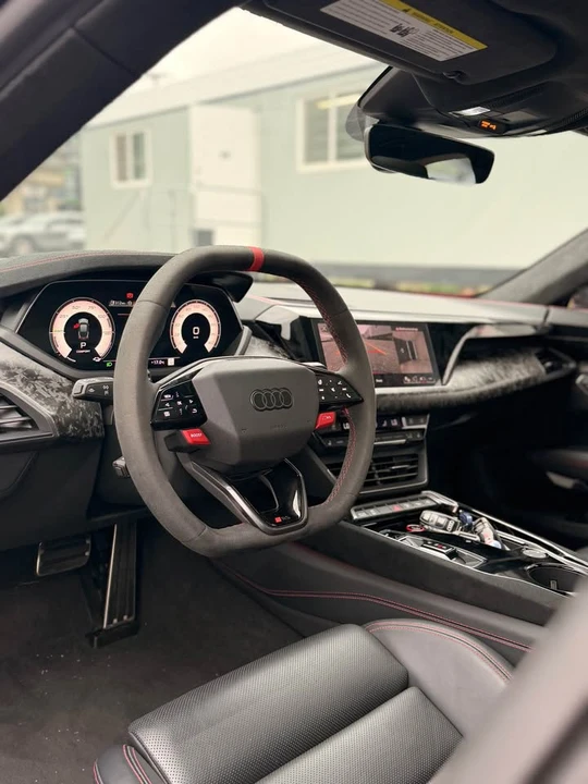 2025 Audi RS e-tron GT - Image 17 of 17