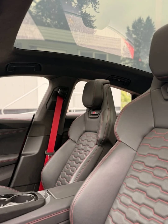 2025 Audi RS e-tron GT - Image 9 of 14