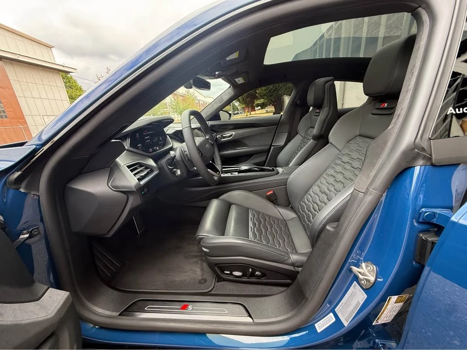 2025 Audi e-tron GT - Image 9 of 20