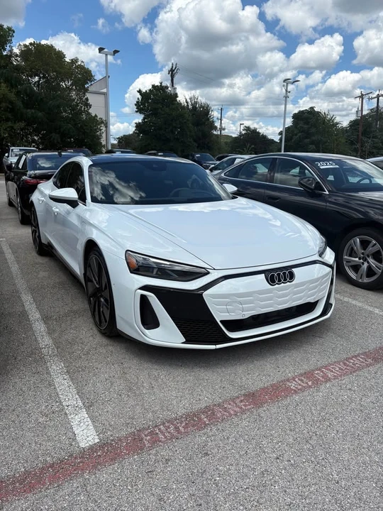 2025 Audi e-tron GT - Image 4 of 12