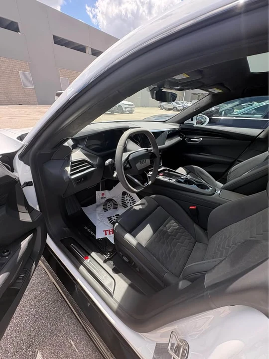 2025 Audi e-tron GT - Image 9 of 12