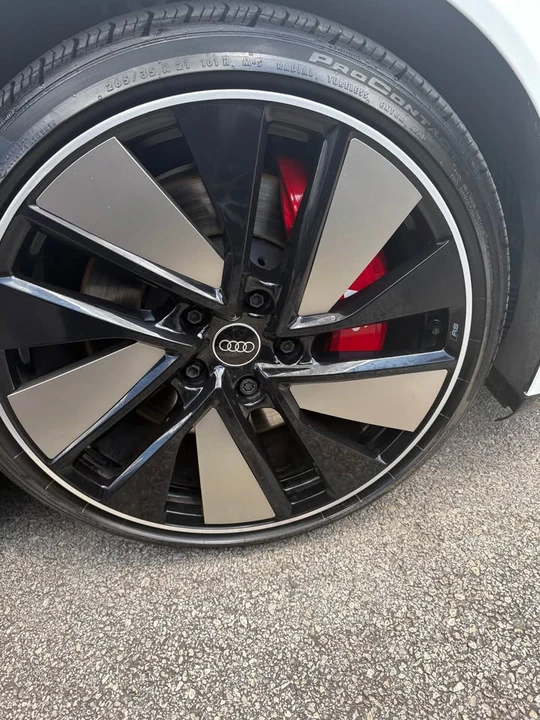 2025 Audi e-tron GT - Image 8 of 12