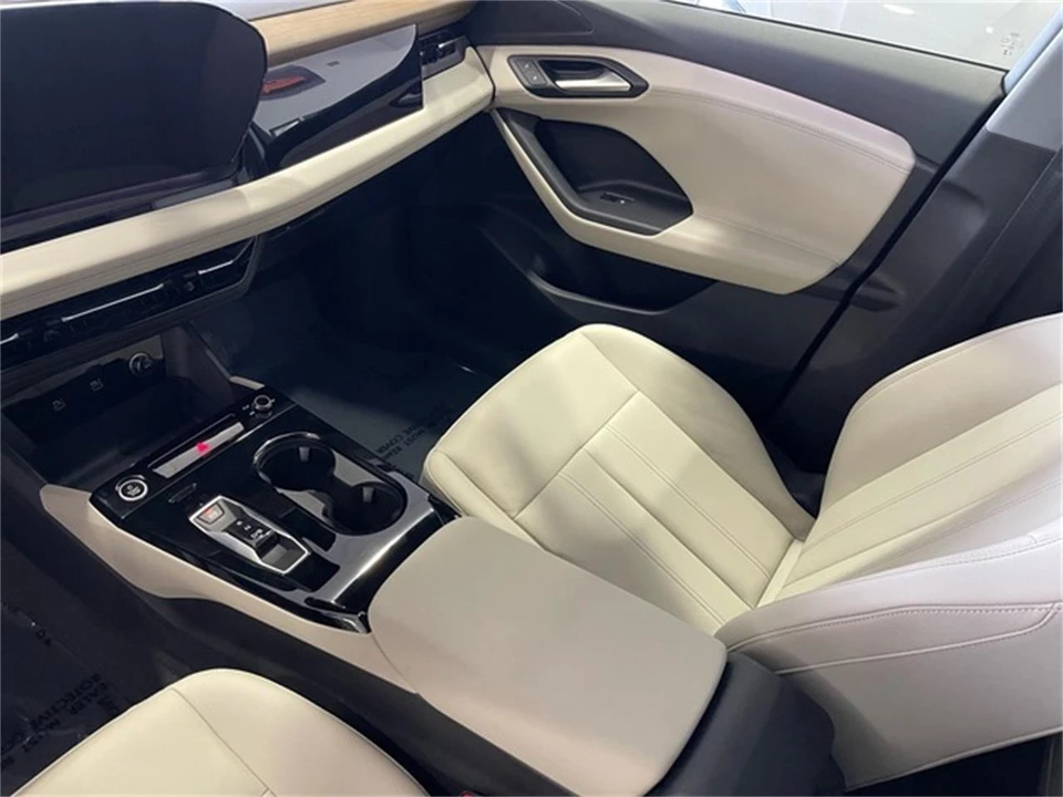 2025 Audi Q8 e-tron - Image 25 of 31
