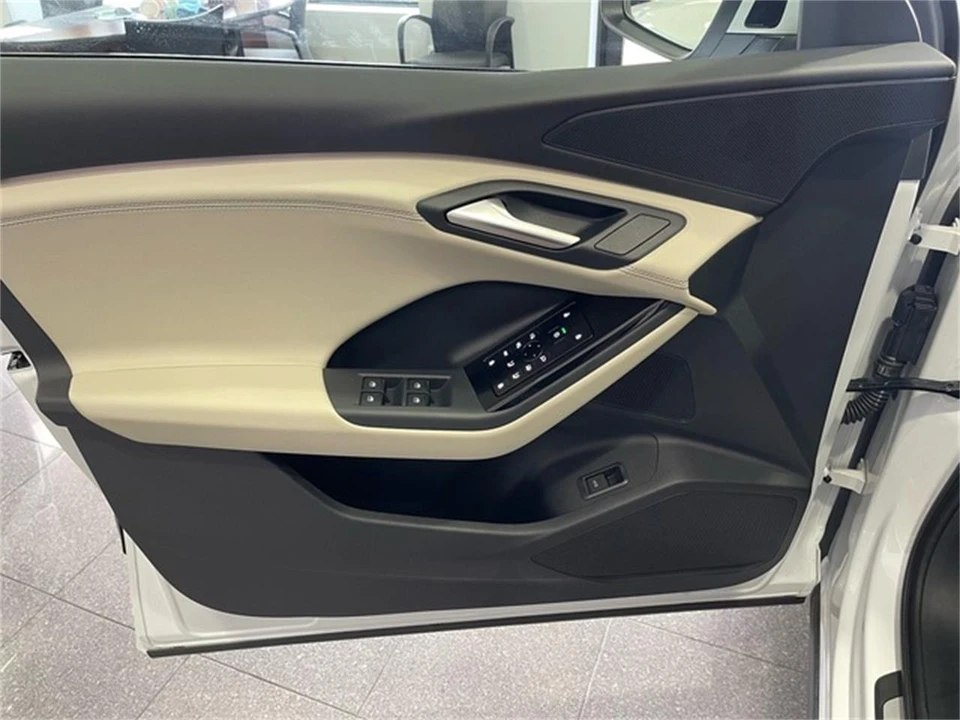 2025 Audi Q8 e-tron - Image 21 of 31