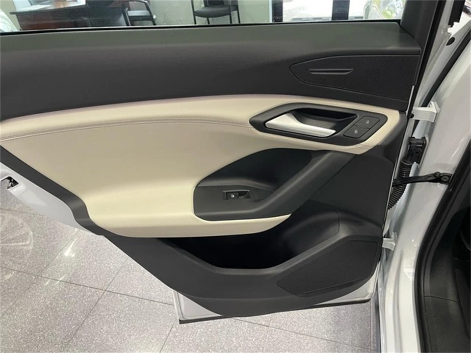 2025 Audi Q8 e-tron - Image 29 of 31
