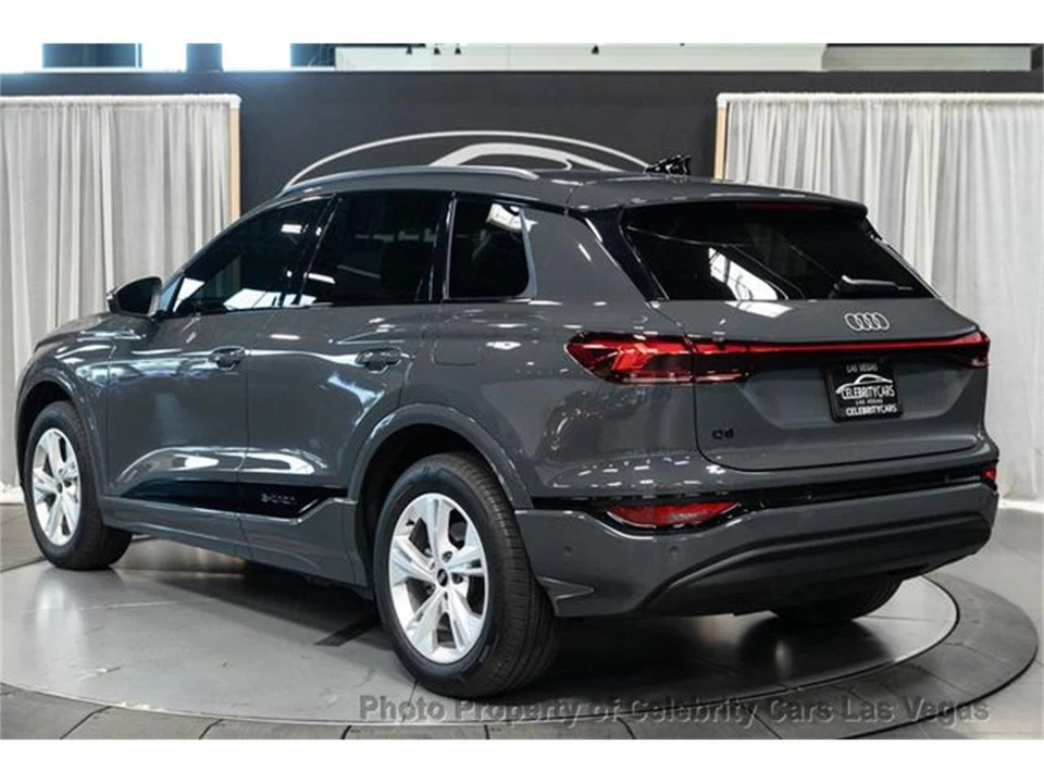 2025 Audi e-tron - Image 11 of 31