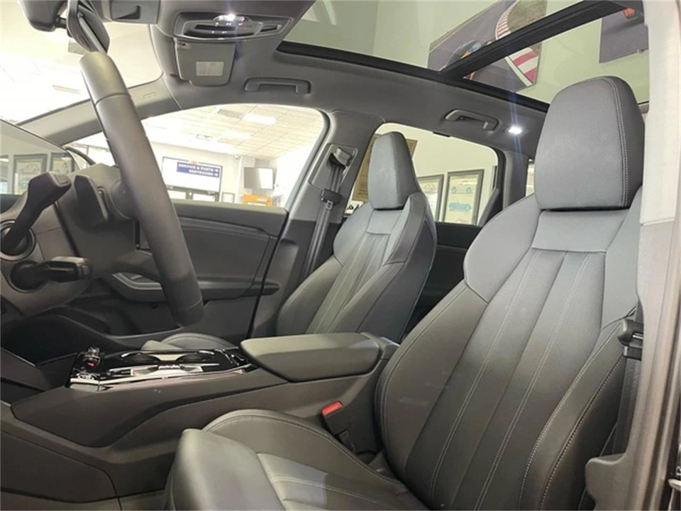 2025 Audi e-tron - Image 26 of 31