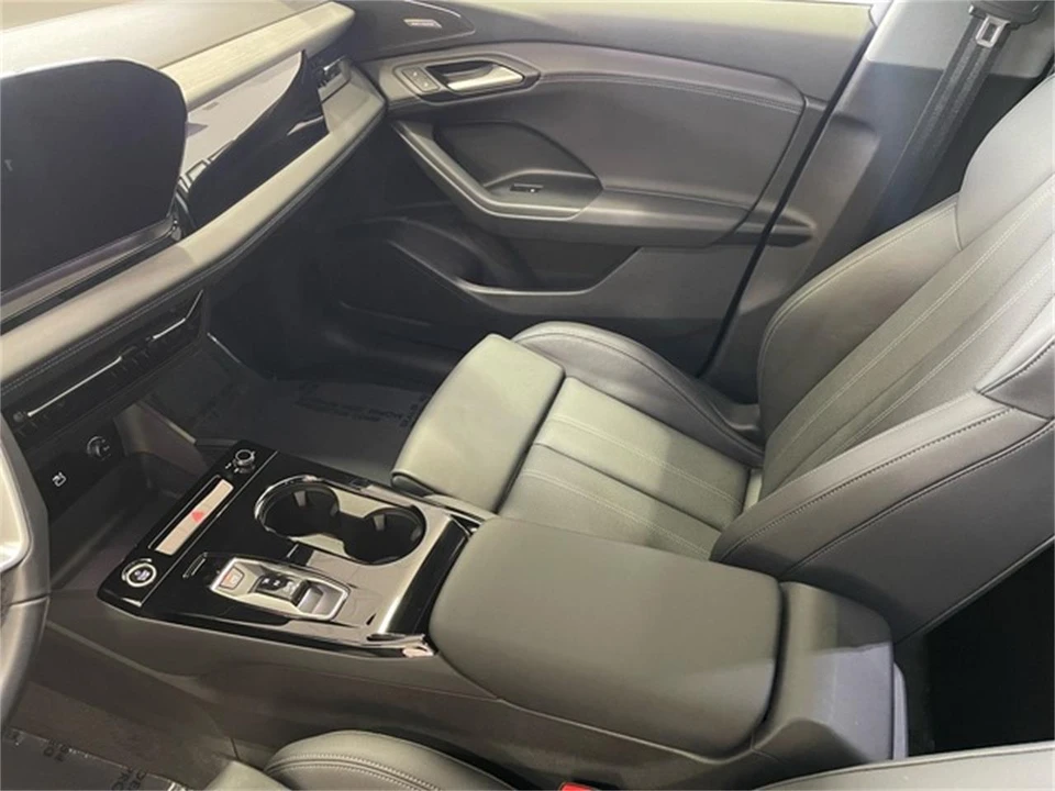 2025 Audi e-tron - Image 28 of 31