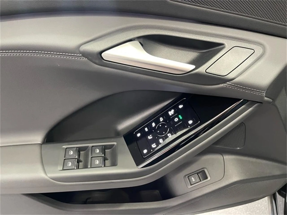 2025 Audi e-tron - Image 24 of 31