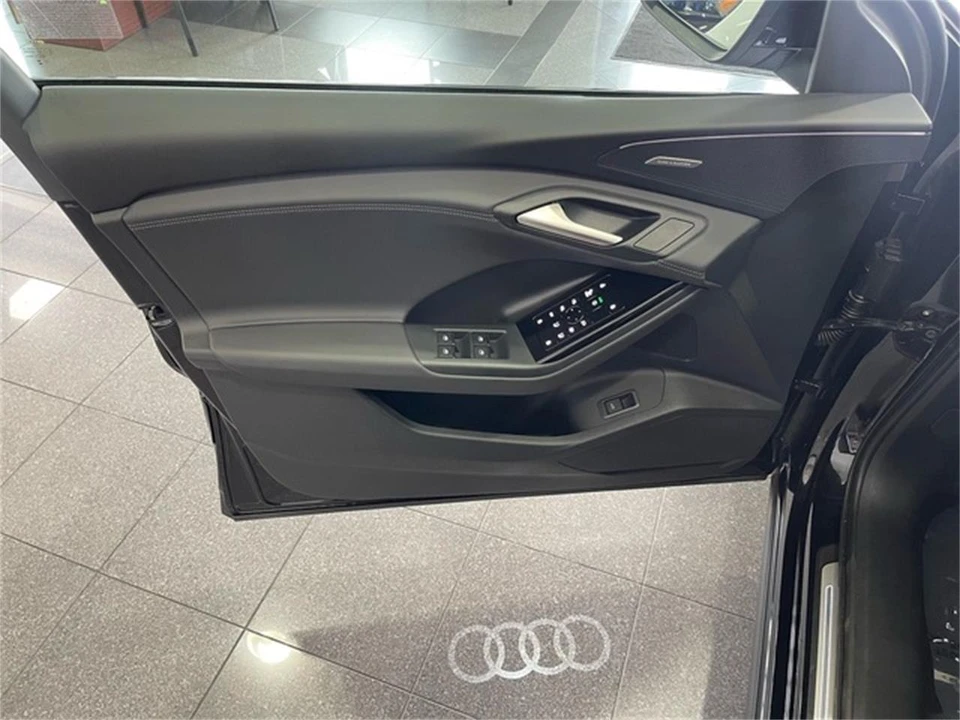 2025 Audi e-tron - Image 23 of 31