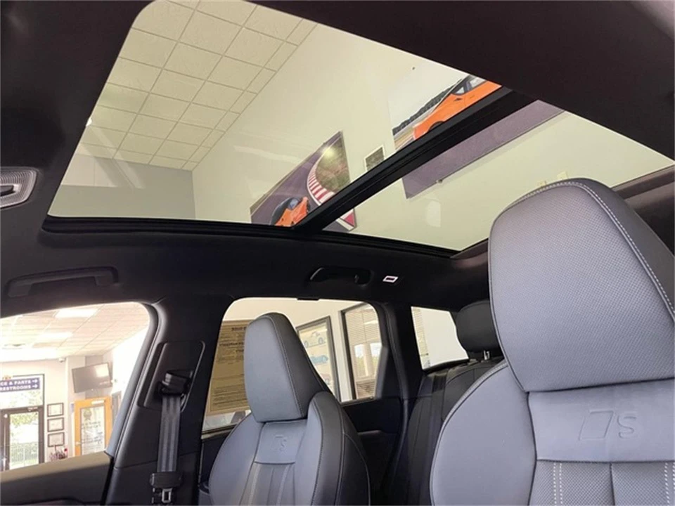2025 Audi Q8 e-tron - Image 27 of 31