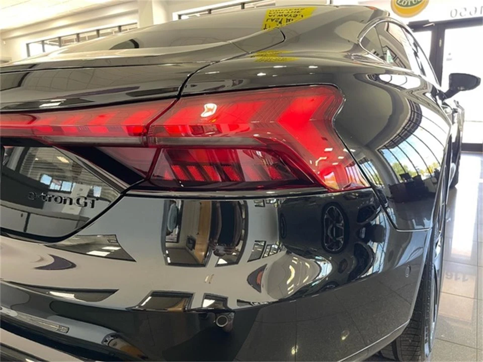 2025 Audi e-tron - Image 18 of 31