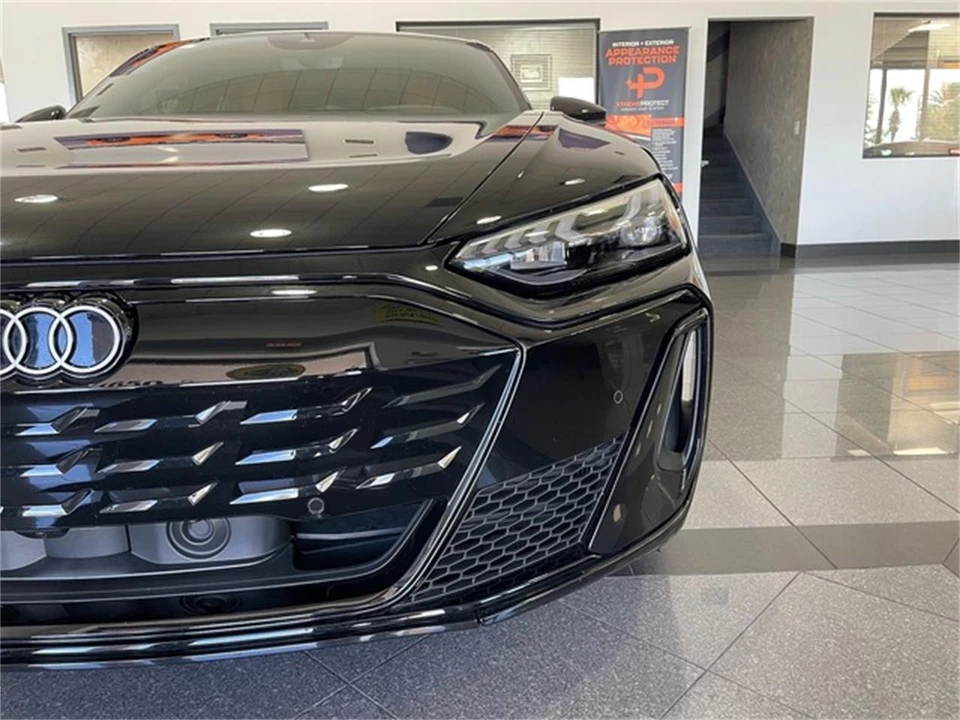 2025 Audi e-tron - Image 10 of 31