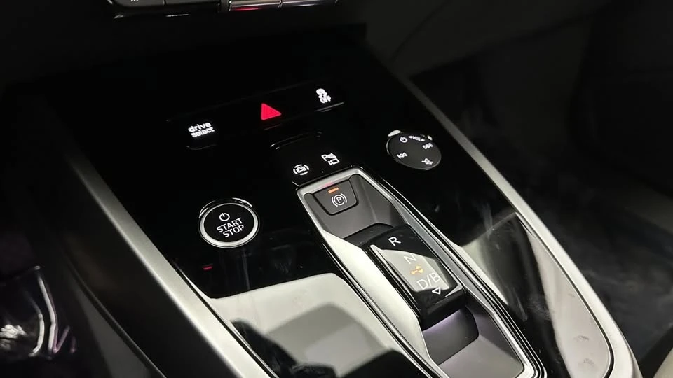 2025 Audi Q4 e-tron - Image 11 of 20