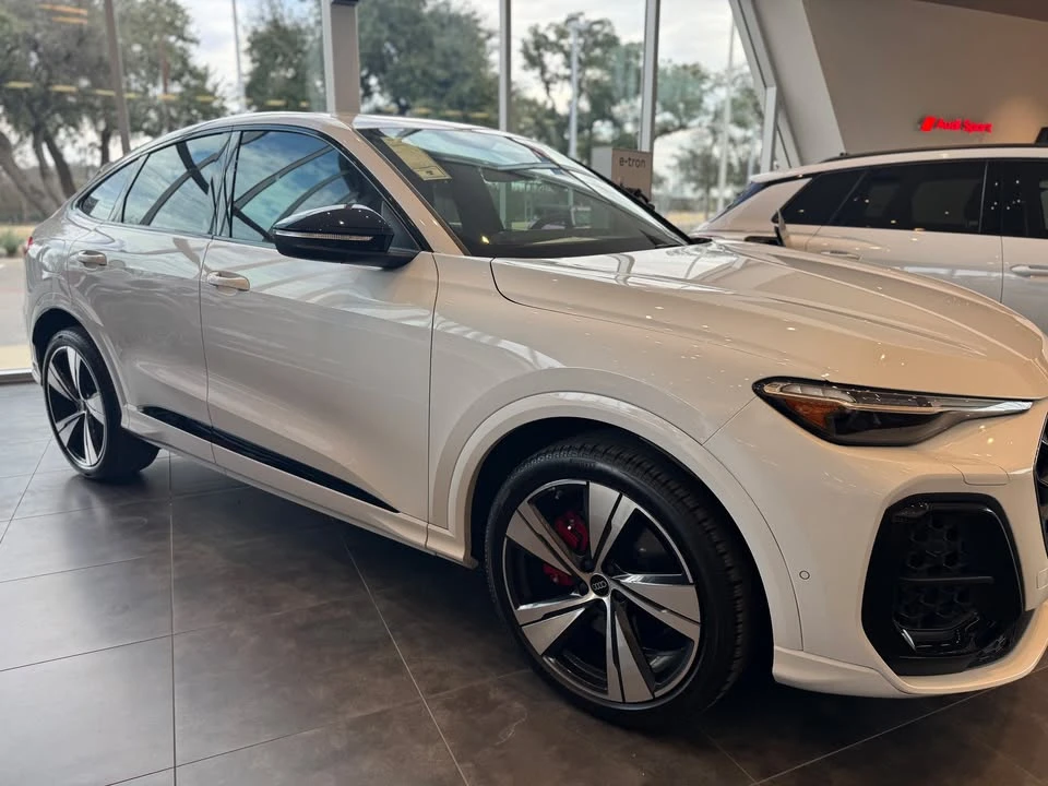 2025 Audi FY SQ5 - Image 2 of 11