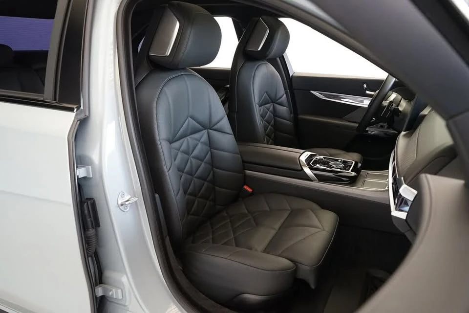 2025 BMW G70 7 Series - Image 9 of 20