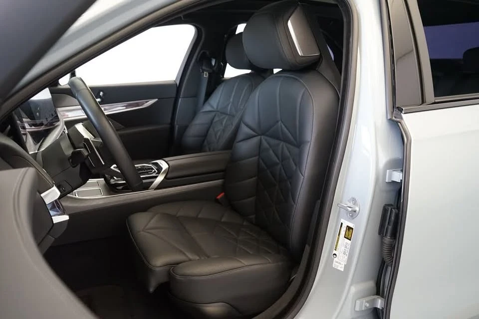 2025 BMW G70 7 Series - Image 8 of 20
