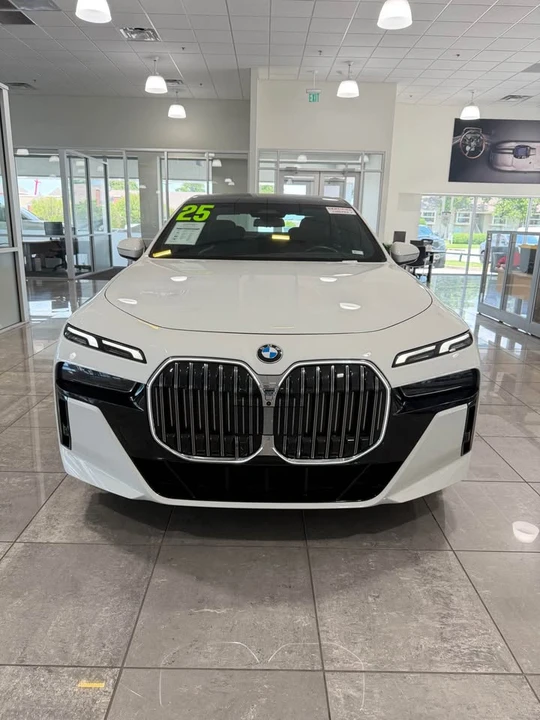 2025 BMW G70 7 Series - Image 8 of 8