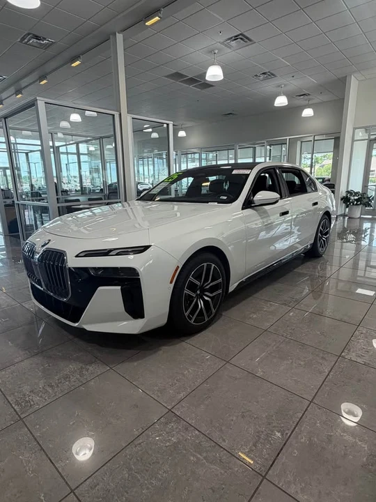 2025 BMW G70 7 Series - Image 7 of 8