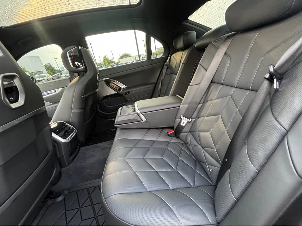 2025 BMW G70 7 Series - Image 8 of 9