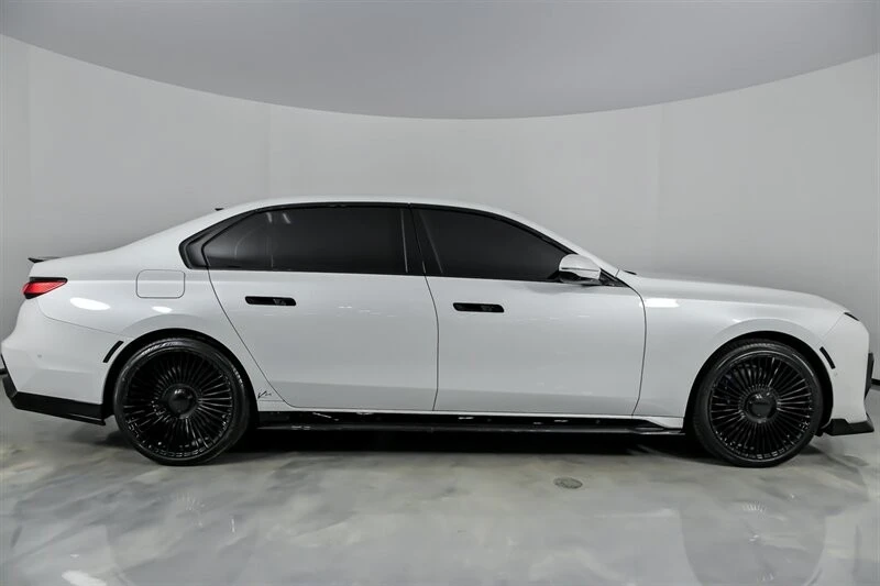 2025 BMW G70 7 Series - Image 13 of 21