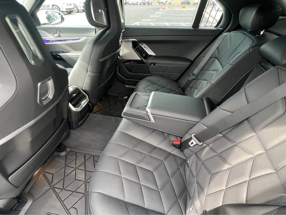 2025 BMW G70 7 Series - Image 8 of 10