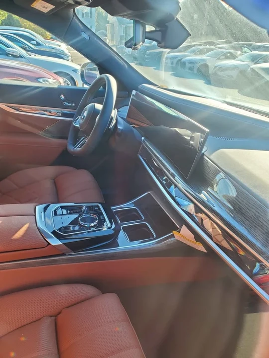 2025 BMW G70 7 Series - Image 11 of 18