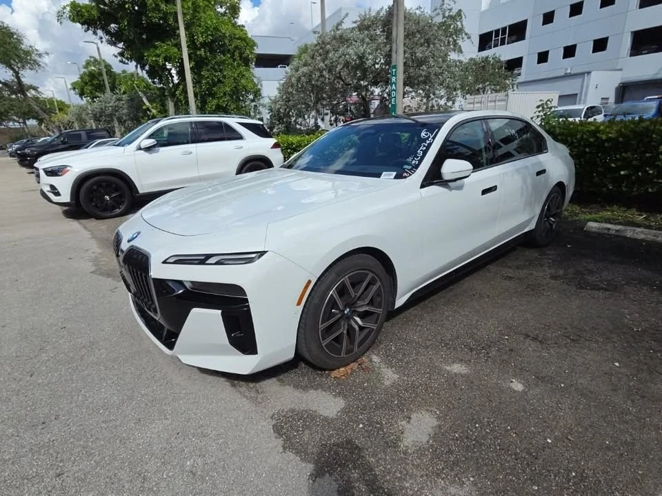 2025 BMW G70 7 Series - Image 9 of 11