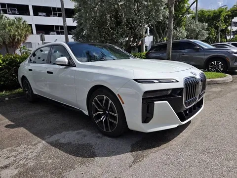 2025 BMW 740i RWD