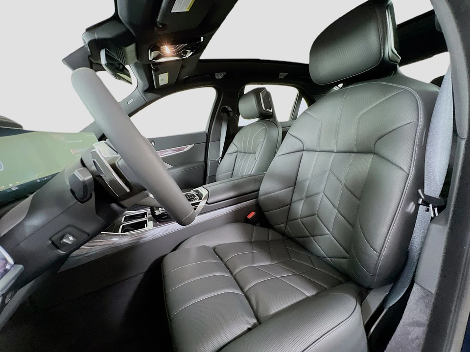2025 BMW G70 7 Series - Image 13 of 21