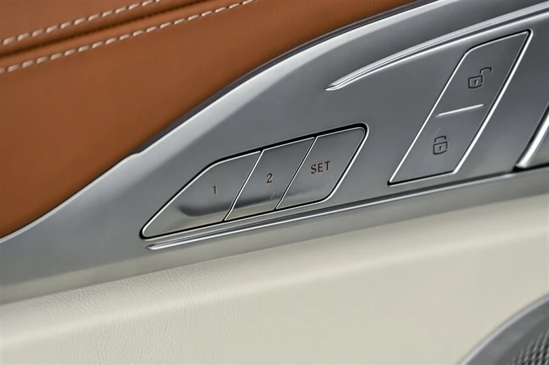 2025 BMW Alpina B8 - Image 14 of 31