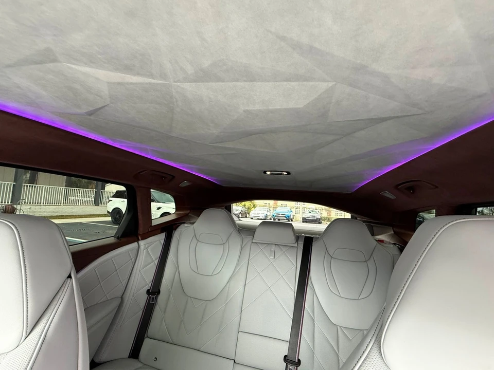 2025 BMW XM - Image 8 of 12
