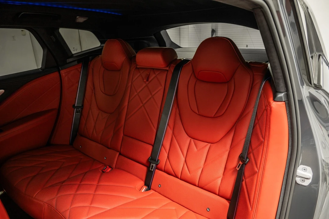2025 BMW XM - Image 16 of 21