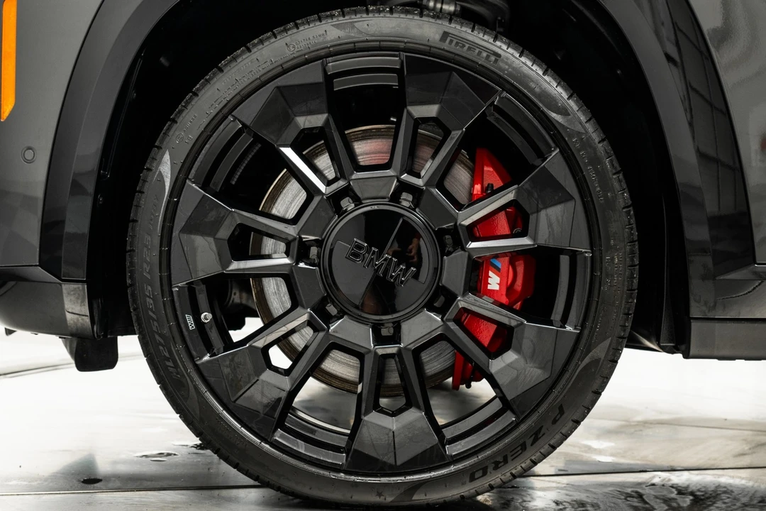 2025 BMW XM - Image 10 of 12