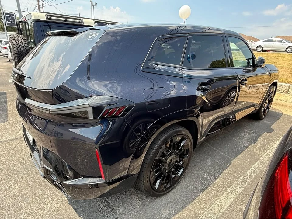 2025 BMW XM - Image 3 of 5