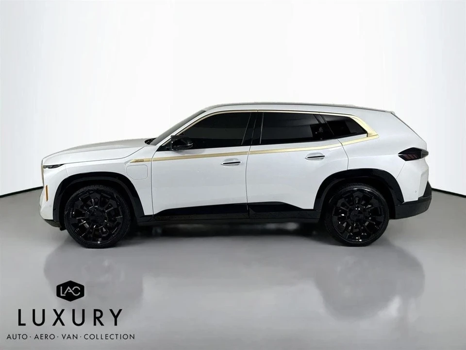 2025 BMW XM - Image 8 of 12