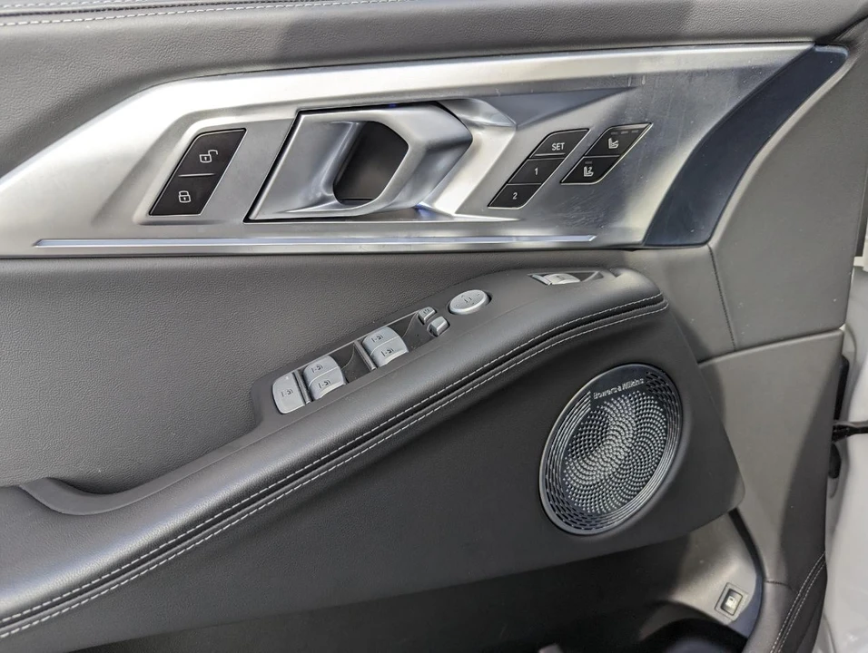 2025 BMW XM - Image 13 of 21