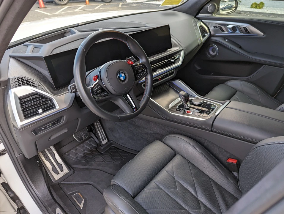 2025 BMW XM - Image 15 of 21