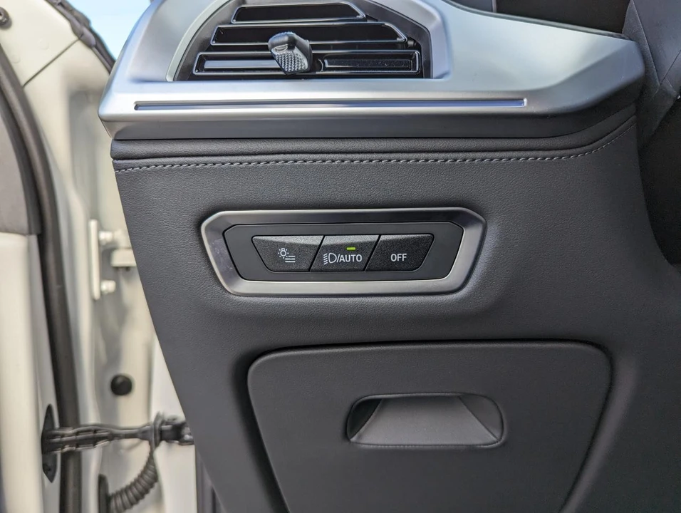 2025 BMW XM - Image 16 of 21