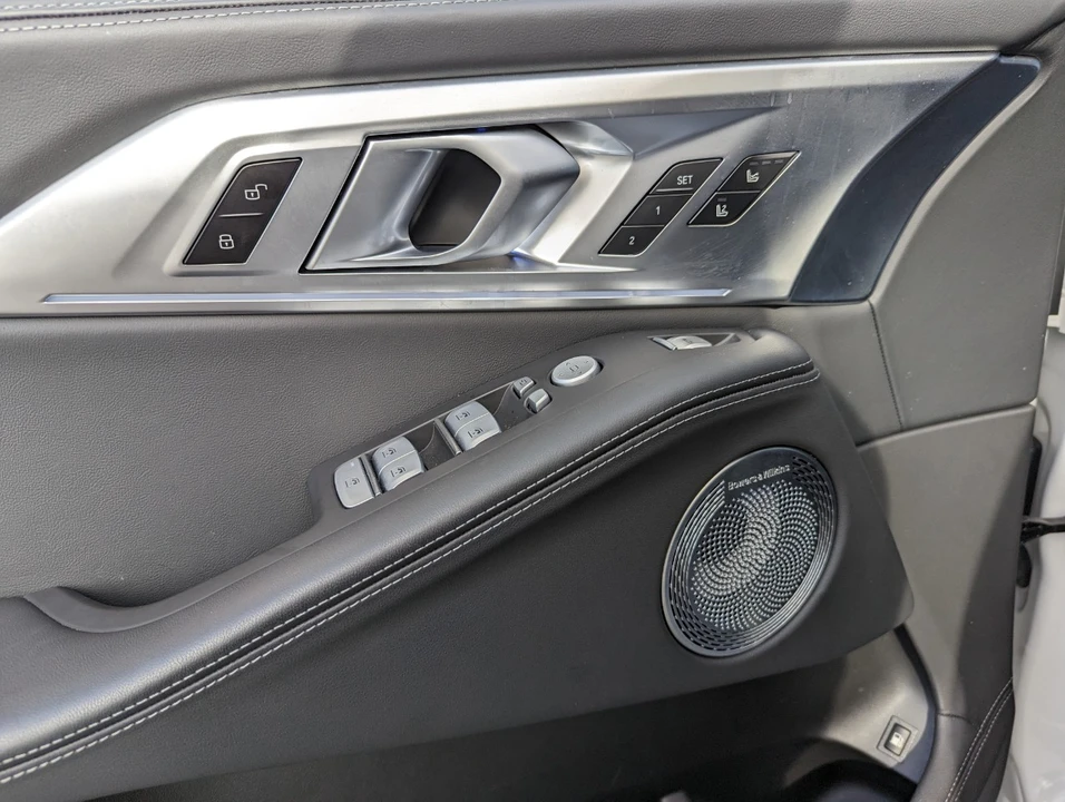2025 BMW XM - Image 13 of 21