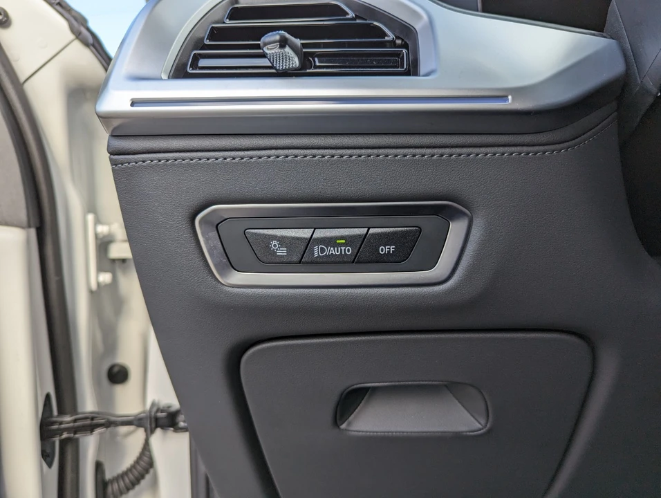 2025 BMW XM - Image 16 of 21