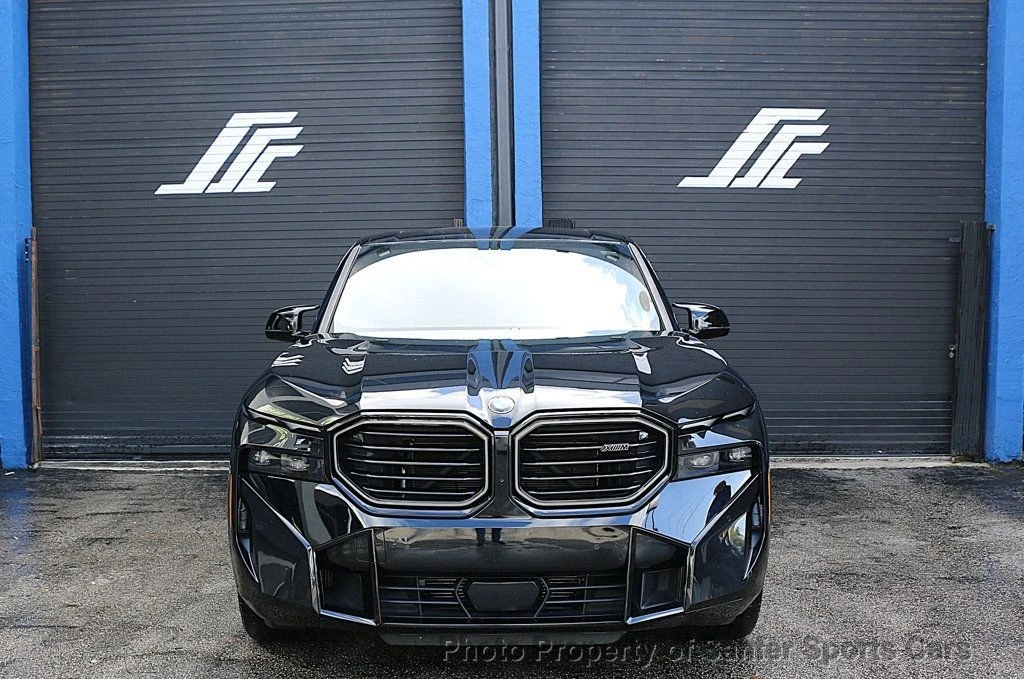2025 BMW XM - Image 9 of 12