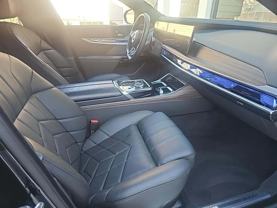 2025 BMW G70 7 Series - Image 7 of 16
